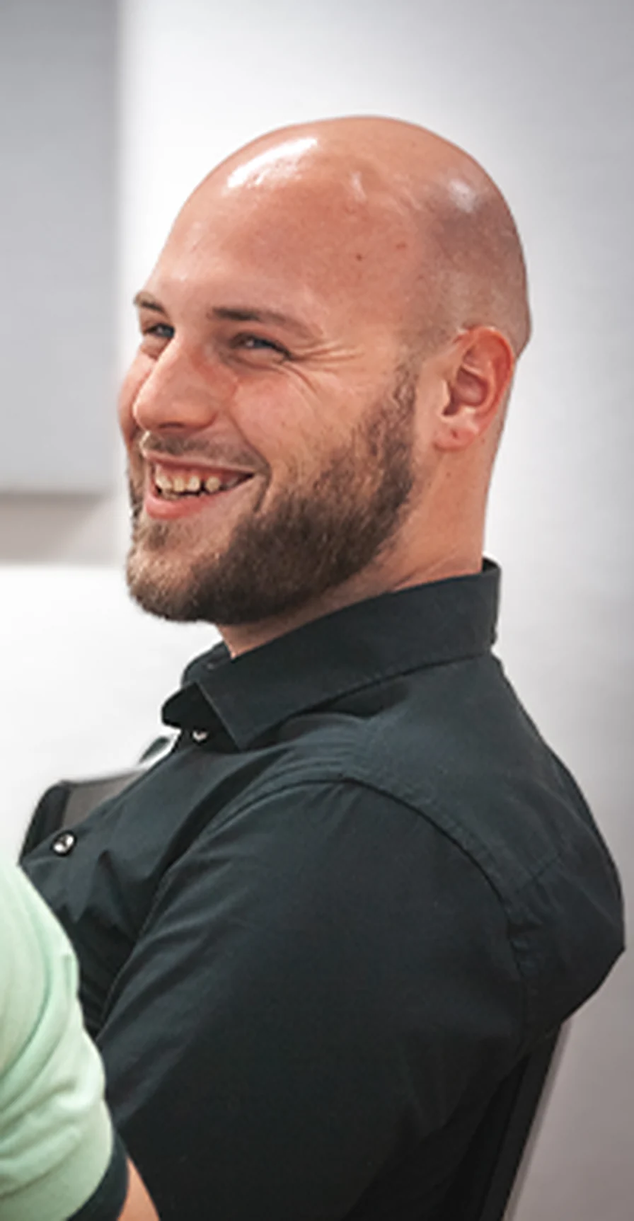 Constantin Pechel lacht im Gespräch