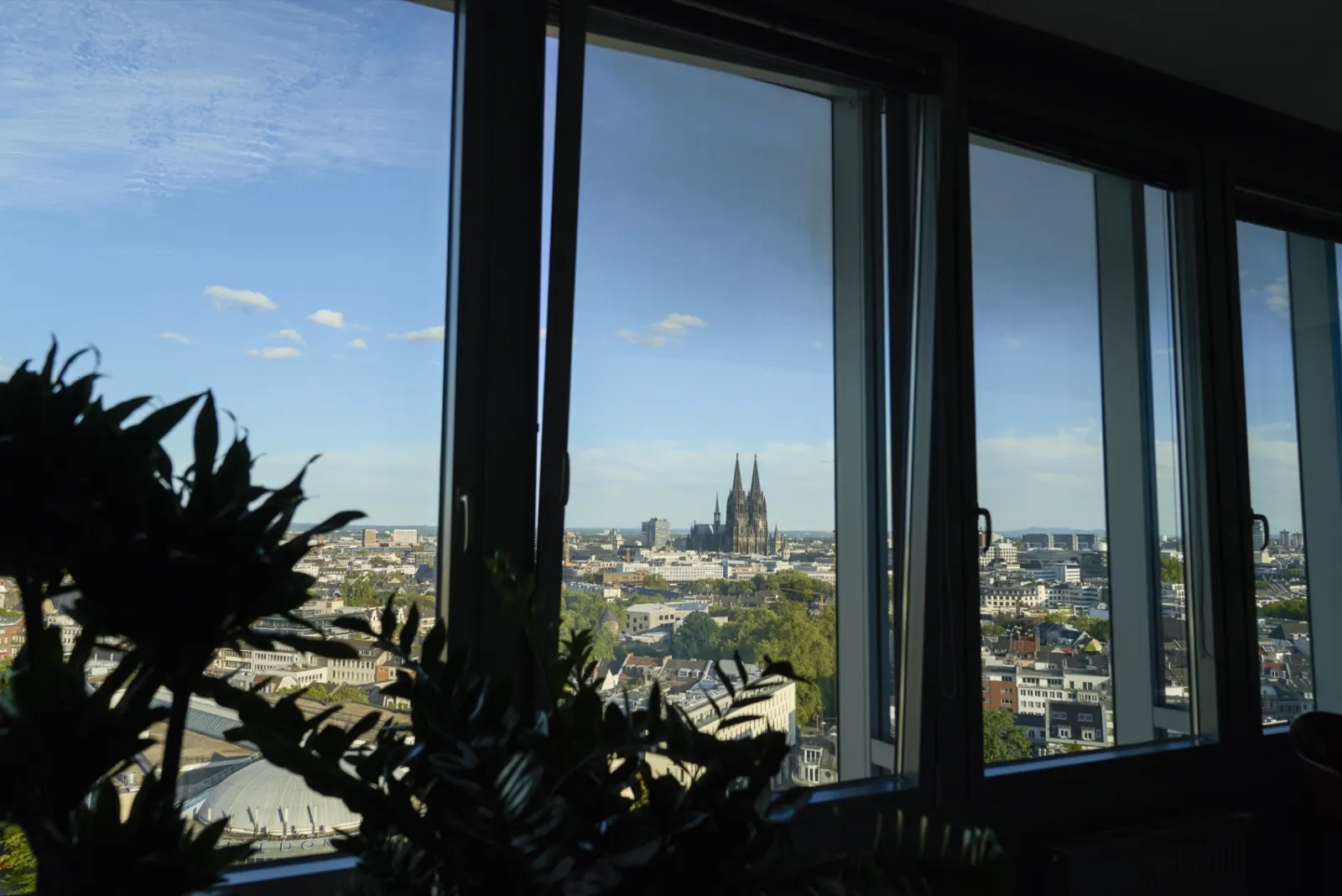 Blick aus dem KölnTurm auf den Kölner Dom