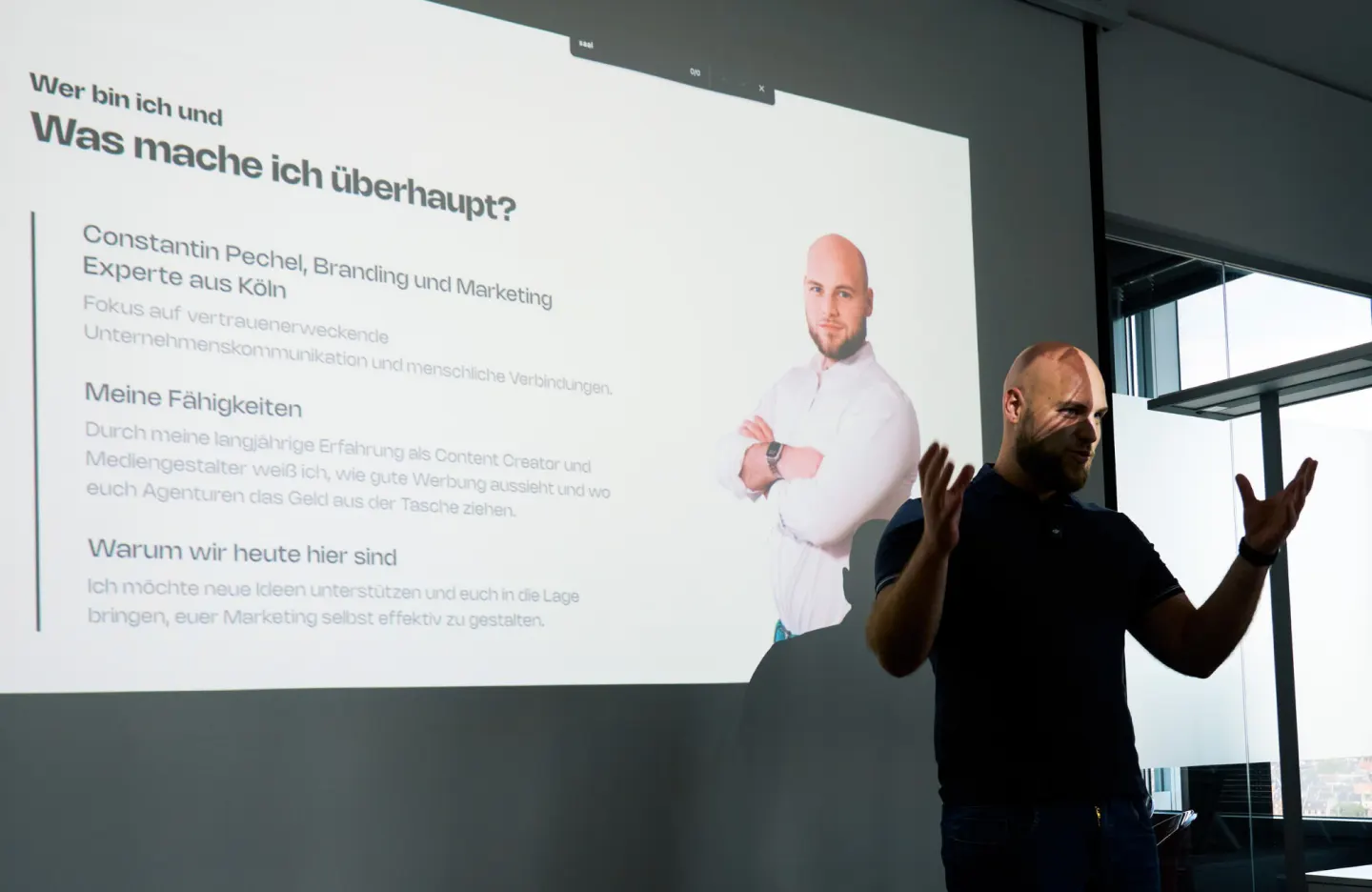 Constantin auf der Bühne bei einem Vortrag