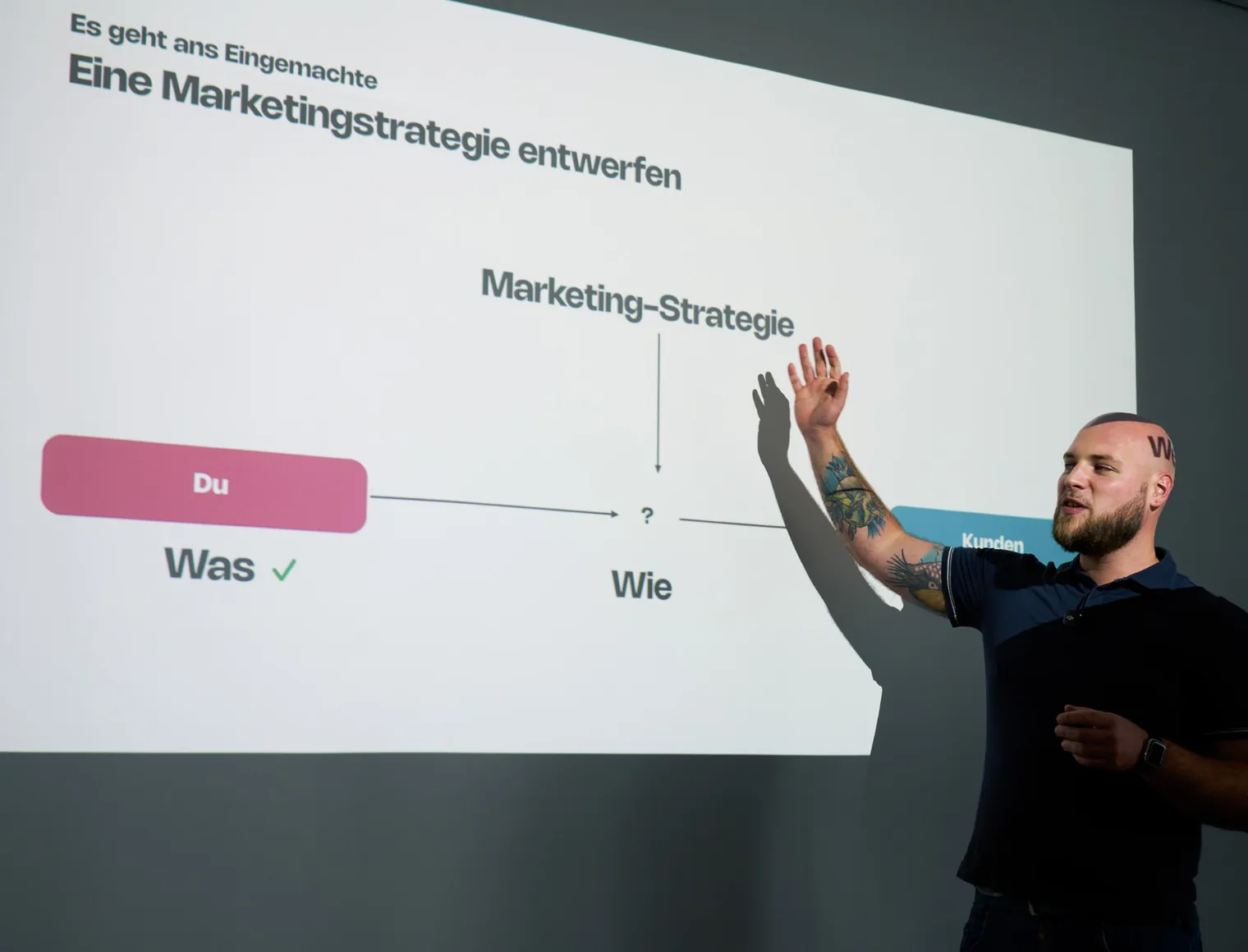 Constantin Pechel zeigt beim Vortrag seine Folie „Eine Marketingstrategie entwerfen“